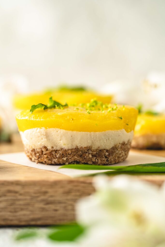Vegan easy no-bake cheesecake cups with mango 